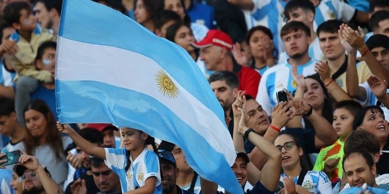 Biệt danh của đội bóng đá Argentina là gì?