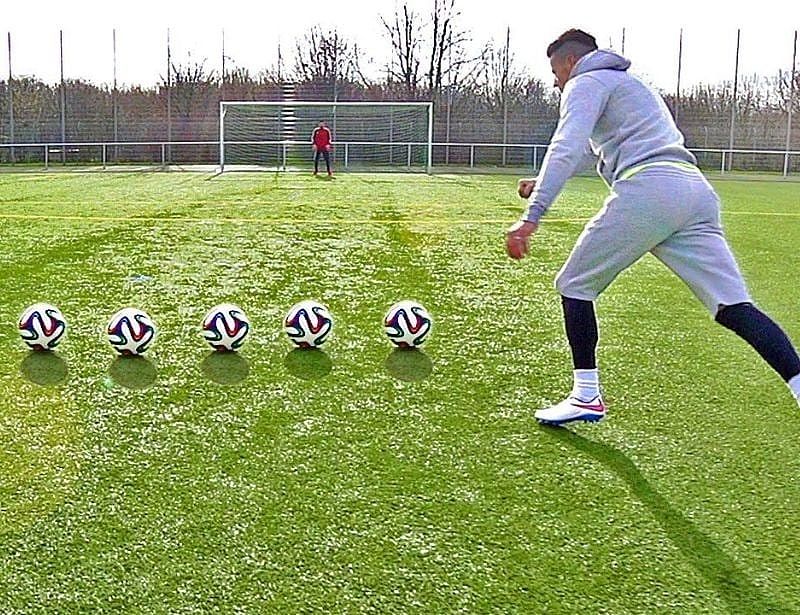 Cách sút bóng mạnh: Mẹo ghi bàn cho người mới bắt đầu - Espanyol Việt Nam