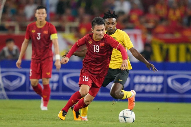 CÁC KỸ THUẬT KÈM NGƯỜI TRONG BÓNG ĐÁ & KỸ NĂNG CỦA HẬU VỆ Anh em Sport