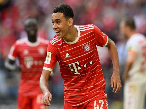 Tiền vệ khác tiền đạo như thế nào?