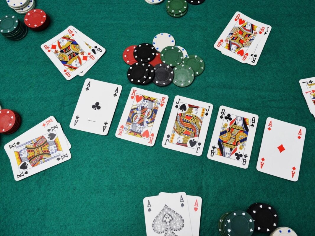 Phân Biệt Xì Tố và Poker: Điểm Giống Và Khác Nhau Bạn Cần Biết
