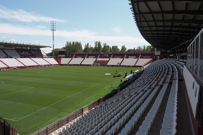 Cấu trúc khán đài đặc trưng của sân Carlos Belmonte