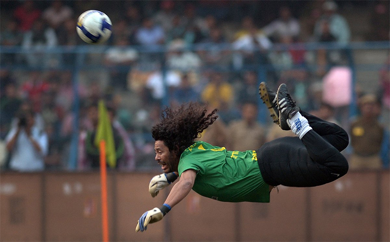 Thủ môn Rene Higuita với mái tóc xù dài đầy lãng tử